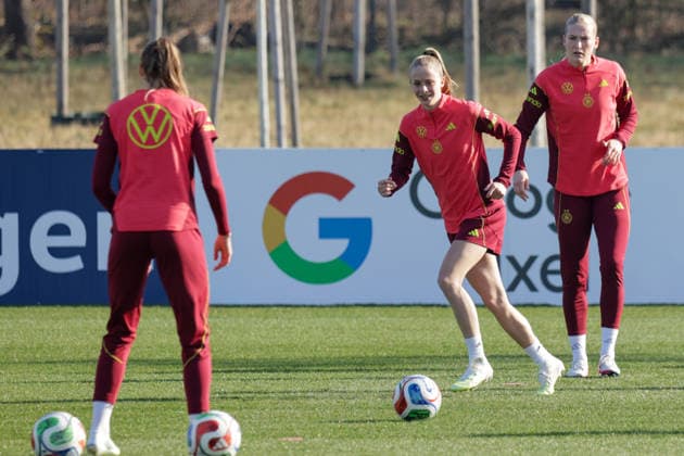 27.02.2026, xgrfx, Fussball DFB-Medientermine, Deutsche Frauennationalmannschaft - Training v.l. Vivien Endemann (Deutsche Frauennationalmannschaft) (DFL DFB REGULATIONS PROHIBIT ANY USE OF PHOTOGRAPHS as IMAGE SEQUENCES and or QUASI-VIDEO) Frankfurt am Main
