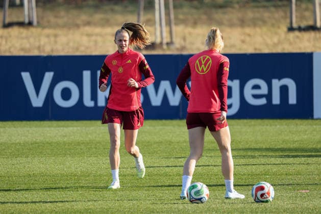 Frankfurt am Main, Deutschland 27. Februar 2026: Vorbereitung auf das Frauen WM-Qualifikationsspiel Deutschland vs. Slovenien - Training Im Bild: v.li. Vivien Endemann (Deutschland) und Sarai Linder (Deutschland) beim Training am DFB-Campus in Frankfurt Copyright: HMBxMedia MadeleinexFantini