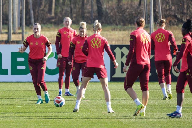 27.02.2026, xgrfx, Fussball DFB-Medientermine, Deutsche Frauennationalmannschaft - Training v.l. Laura Freigang (Deutsche Frauennationalmannschaft) (DFL DFB REGULATIONS PROHIBIT ANY USE OF PHOTOGRAPHS as IMAGE SEQUENCES and or QUASI-VIDEO) Frankfurt am Main
