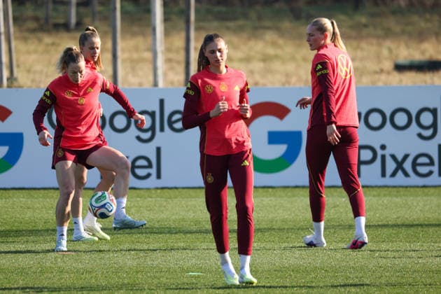 Frankfurt am Main, Deutschland 27. Februar 2026: Vorbereitung auf das Frauen WM-Qualifikationsspiel Deutschland vs. Slovenien - Training Im Bild: v.li. Sarai Linder (Deutschland), Vivien Endemann (Deutschland), Jule Brand (Deutschland) und Camilla Küver Kuever (Deutschland) beim Training am DFB-Campus in Frankfurt Copyright: HMBxMedia MadeleinexFantini