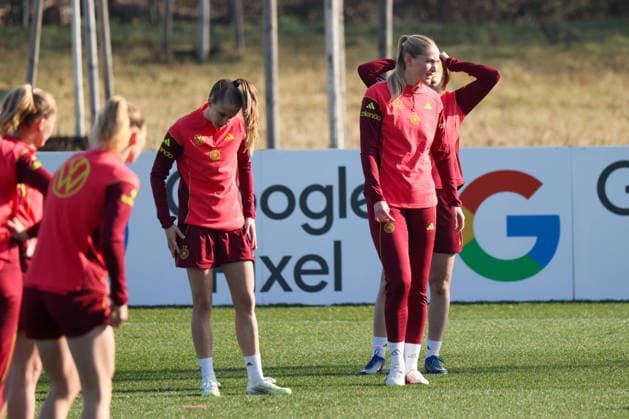 Frankfurt am Main, Deutschland 27. Februar 2026: Vorbereitung auf das Frauen WM-Qualifikationsspiel Deutschland vs. Slovenien - Training Im Bild: v.li. Vivien Endemann (Deutschland) und Camilla Küver Kuever (Deutschland) beim Training am DFB-Campus in Frankfurt Copyright: HMBxMedia MadeleinexFantini