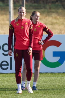 Frankfurt am Main, Deutschland 27. Februar 2026: Vorbereitung auf das Frauen WM-Qualifikationsspiel Deutschland vs. Slovenien - Training Im Bild: v.li. Camilla Küver Kuever (Deutschland) und Sjoeke Nüsken Nuesken (Deutschland) beim Training am DFB-Campus in Frankfurt Copyright: HMBxMedia MadeleinexFantini