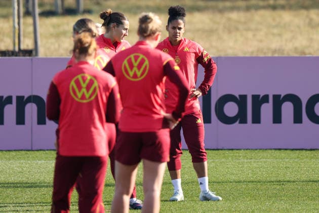 Frankfurt am Main, Deutschland 27. Februar 2026: Vorbereitung auf das Frauen WM-Qualifikationsspiel Deutschland vs. Slovenien - Training Im Bild: v.li. Carlotta Wamser (Deutschland) und Shekiera Martinez (Deutschland) beim Training am DFB-Campus in Frankfurt Copyright: HMBxMedia MadeleinexFantini