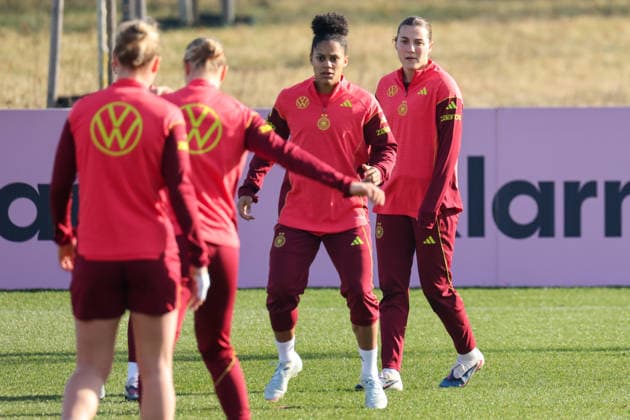 Frankfurt am Main, Deutschland 27. Februar 2026: Vorbereitung auf das Frauen WM-Qualifikationsspiel Deutschland vs. Slovenien - Training Im Bild: v.li. Shekiera Martinez (Deutschland) und Carlotta Wamser (Deutschland) beim Training am DFB-Campus in Frankfurt Copyright: HMBxMedia MadeleinexFantini