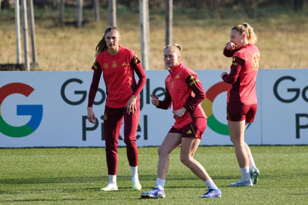 Frankfurt am Main, Deutschland 27. Februar 2026: Vorbereitung auf das Frauen WM-Qualifikationsspiel Deutschland vs. Slovenien - Training Im Bild: v.li. Jule Brand (Deutschland) und Janina Minge (Deutschland) beim Training am DFB-Campus in Frankfurt Copyright: HMBxMedia MadeleinexFantini