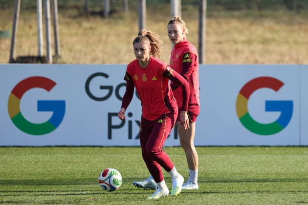 Frankfurt am Main, Deutschland 27. Februar 2026: Vorbereitung auf das Frauen WM-Qualifikationsspiel Deutschland vs. Slovenien - Training Im Bild: v.li. Jule Brand (Deutschland) und Sarai Linder (Deutschland) beim Training am DFB-Campus in Frankfurt Copyright: HMBxMedia MadeleinexFantini