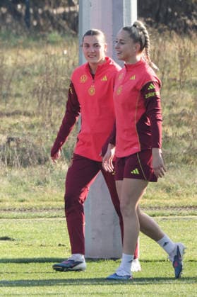 Frankfurt am Main, Deutschland 27. Februar 2026: Vorbereitung auf das Frauen WM-Qualifikationsspiel Deutschland vs. Slovenien - Training Im Bild: v.li. Carlotta Wamser (Deutschland) und Giulia Gwinn (Deutschland) beim Training am DFB-Campus in Frankfurt Copyright: HMBxMedia MadeleinexFantini