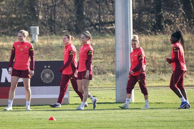 Frankfurt am Main, Deutschland 27. Februar 2026: Vorbereitung auf das Frauen WM-Qualifikationsspiel Deutschland vs. Slovenien - Training Im Bild: v.li. Rebecca Knaak (Deutschland), Carlotta Wamser (Deutschland), Giulia Gwinn (Deutschland), Linda Dallmann (Deutschland) und Nicole Anyomi (Deutschland) beim Training am DFB-Campus in Frankfurt Copyright: HMBxMedia MadeleinexFantini