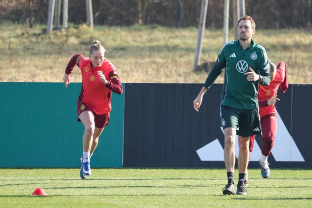 Frankfurt am Main, Deutschland 27. Februar 2026: Vorbereitung auf das Frauen WM-Qualifikationsspiel Deutschland vs. Slovenien - Training Im Bild: v.li. Janina Minge (Deutschland) und Athletiktrainer Julius Balsmeier (Deutschland) beim Training am DFB-Campus in Frankfurt Copyright: HMBxMedia MadeleinexFantini
