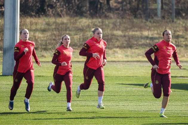 Frankfurt am Main, Deutschland 27. Februar 2026: Vorbereitung auf das Frauen WM-Qualifikationsspiel Deutschland vs. Slovenien - Training Im Bild: v.li. Franziska Kett (Deutschland), Elisa Senß Senss (Deutschland), Jella Veit (Deutschland) und Larissa Mühlhaus Muehlhaus (Deutschland) beim Training am DFB-Campus in Frankfurt Copyright: HMBxMedia MadeleinexFantini