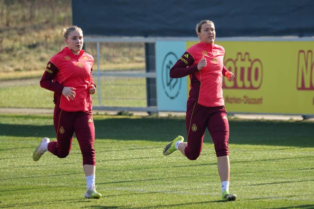 Frankfurt am Main, Deutschland 27. Februar 2026: Vorbereitung auf das Frauen WM-Qualifikationsspiel Deutschland vs. Slovenien - Training Im Bild: v.li. Jella Veit (Deutschland) und Larissa Mühlhaus Muehlhaus (Deutschland) beim Training am DFB-Campus in Frankfurt Copyright: HMBxMedia MadeleinexFantini