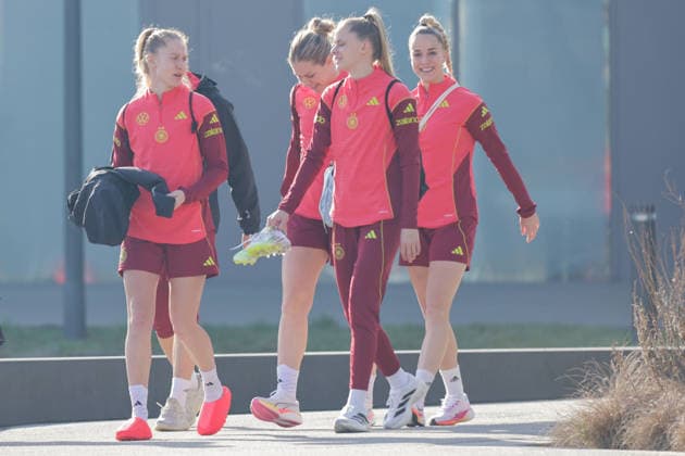 27.02.2026, xgrfx, Fussball DFB-Medientermine, Deutsche Frauennationalmannschaft - Training v.l. Janina Minge, Vivien Endemann, Giulia Gwinn (Deutsche Frauennationalmannschaft) (DFL DFB REGULATIONS PROHIBIT ANY USE OF PHOTOGRAPHS as IMAGE SEQUENCES and or QUASI-VIDEO) Frankfurt am Main