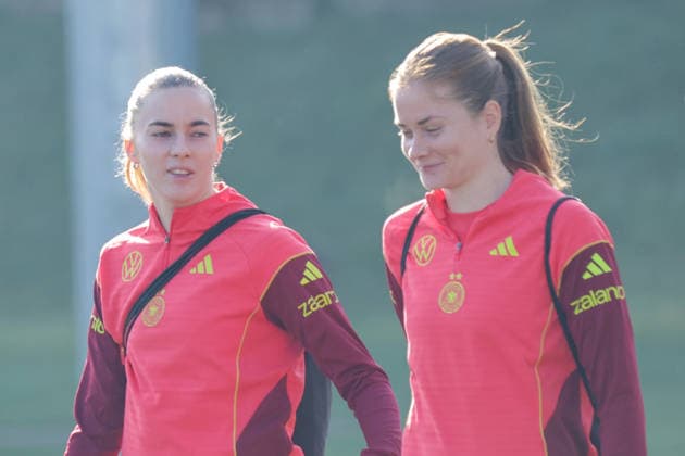 27.02.2026, xgrfx, Fussball DFB-Medientermine, Deutsche Frauennationalmannschaft - Training v.l. Laura Freigang, Sjoeke Nüsken (Deutsche Frauennationalmannschaft) (DFL DFB REGULATIONS PROHIBIT ANY USE OF PHOTOGRAPHS as IMAGE SEQUENCES and or QUASI-VIDEO) Frankfurt am Main