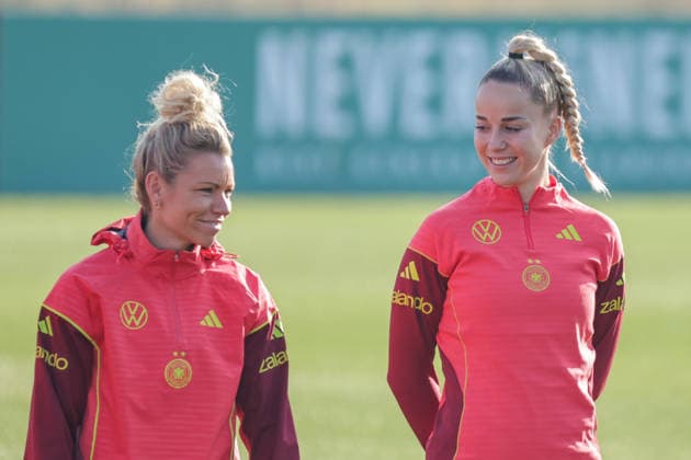27.02.2026, xgrfx, Fussball DFB-Medientermine, Deutsche Frauennationalmannschaft - Training v.l. Linda Dallmann, Giulia Gwinn (Deutsche Frauennationalmannschaft) (DFL DFB REGULATIONS PROHIBIT ANY USE OF PHOTOGRAPHS as IMAGE SEQUENCES and or QUASI-VIDEO) Frankfurt am Main