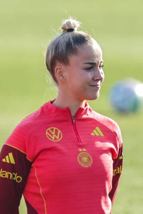 27.02.2026, xgrfx, Fussball DFB-Medientermine, Deutsche Frauennationalmannschaft - Training v.l. Giulia Gwinn (Deutsche Frauennationalmannschaft) (DFL DFB REGULATIONS PROHIBIT ANY USE OF PHOTOGRAPHS as IMAGE SEQUENCES and or QUASI-VIDEO) Frankfurt am Main