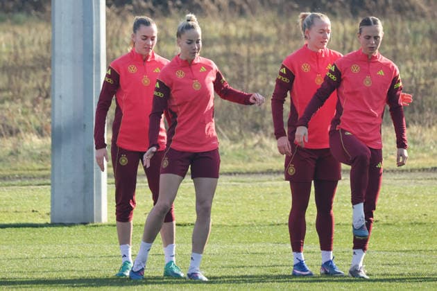 Frankfurt am Main, Deutschland 27. Februar 2026: Vorbereitung auf das Frauen WM-Qualifikationsspiel Deutschland vs. Slovenien - Training Im Bild: v.li. Laura Freigang (Deutschland), Giulia Gwinn (Deutschland), Lea Schüller Schueller (Deutschland) und Klara Bühl Buehl (Deutschland) beim Training am DFB-Campus in Frankfurt Copyright: HMBxMedia MadeleinexFantini