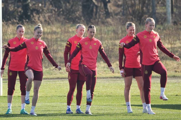 Frankfurt am Main, Deutschland 27. Februar 2026: Vorbereitung auf das Frauen WM-Qualifikationsspiel Deutschland vs. Slovenien - Training Im Bild: v.li. Laura Freigang (Deutschland), Giulia Gwinn (Deutschland), Lea Schüller Schueller (Deutschland), Klara Bühl Buehl (Deutschland), Rebecca Knaak (Deutschland) und Camilla Küver Kuever (Deutschland) beim Training am DFB-Campus in Frankfurt Copyright: HMBxMedia MadeleinexFantini