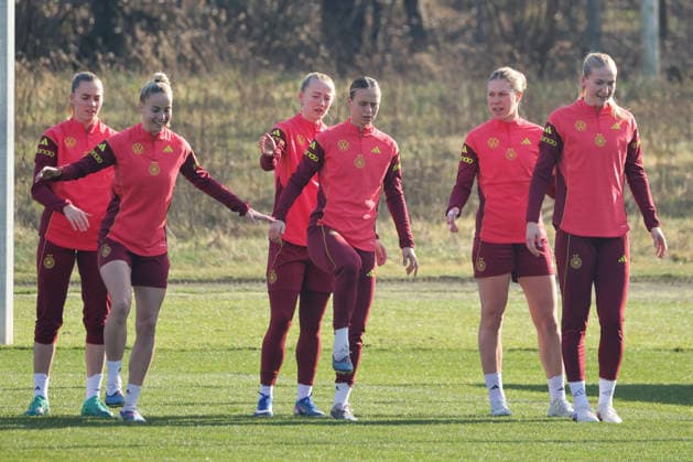 Frankfurt am Main, Deutschland 27. Februar 2026: Vorbereitung auf das Frauen WM-Qualifikationsspiel Deutschland vs. Slovenien - Training Im Bild: v.li. Laura Freigang (Deutschland), Giulia Gwinn (Deutschland), Lea Schüller Schueller (Deutschland), Klara Bühl Buehl (Deutschland), Rebecca Knaak (Deutschland) und Camilla Küver Kuever (Deutschland) beim Training am DFB-Campus in Frankfurt Copyright: HMBxMedia MadeleinexFantini