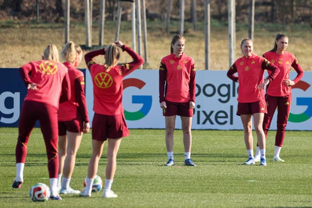 Frankfurt am Main, Deutschland 27. Februar 2026: Vorbereitung auf das Frauen WM-Qualifikationsspiel Deutschland vs. Slovenien - Training Im Bild: v.li. Sjoeke Nüsken Nuesken (Deutschland), Janina Minge (Deutschland) und Jule Brand (Deutschland) beim Training am DFB-Campus in Frankfurt Copyright: HMBxMedia MadeleinexFantini
