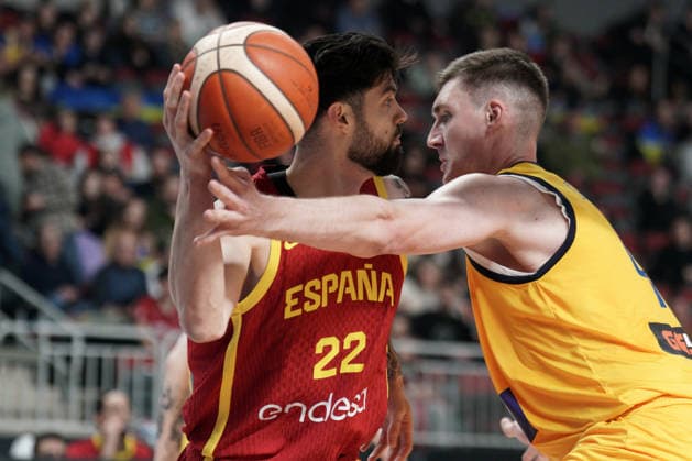 Ukraine Spain Basketball, Riga, Latvia, 27.02.2026, FIBA, basketball, Ukraine, Spain Santi Yusta of Spain and Dmytro Skapintsev of Ukraine in action during FIBA Basketball World Cup European qualifiers group A game between Ukraine and Spain in Riga, Latvia, 27.02.2026. Photo: Roman Koksarov (RKF) Riga Latvia Copyright: xRomanxKoksarovx RKO05940.JPG