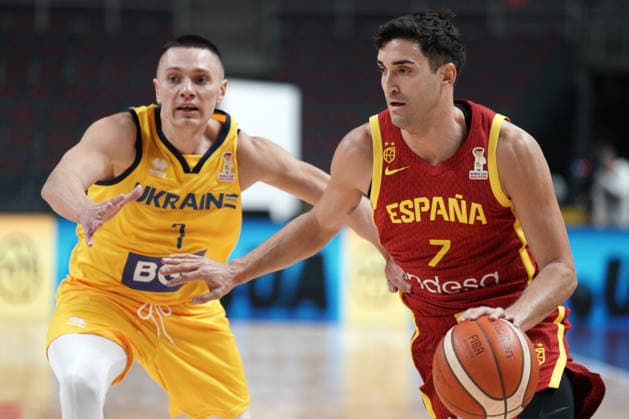 Ukraine Spain Basketball, Riga, Latvia, 27.02.2026, FIBA, basketball, Ukraine, Spain Jaime Fernandez of Spain and Denys Lukashov of Ukraine in action during FIBA Basketball World Cup European qualifiers group A game between Ukraine and Spain in Riga, Latvia, 27.02.2026. Photo: Roman Koksarov (RKF) Riga Latvia Copyright: xRomanxKoksarovx RKO05947.JPG