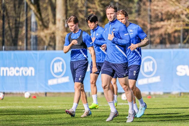 Training am 27.02.26, Herren, Fußball, Saison 2025 2026, 2.Liga, Karlsruher SC. Christoph Kobald (KSC 22), Dzenis Burnic (KSC 7) Karlsruhe Wildparkstadion Baden-Württemberg Germany
