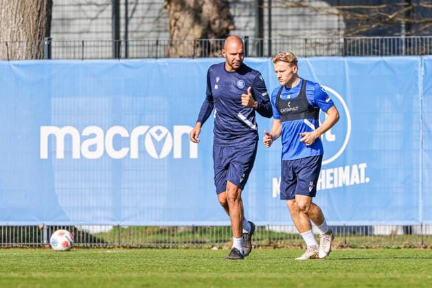 Training am 27.02.26, Herren, Fußball, Saison 2025 2026, 2.Liga, Karlsruher SC. Daniel Gordon (KSC Co-Trainer) mit Philipp Förster (KSC 11) Karlsruhe Wildparkstadion Baden-Württemberg Germany