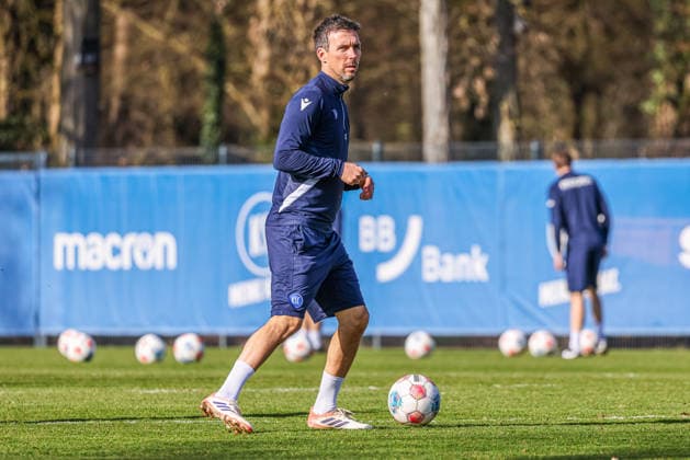 Training am 27.02.26, Herren, Fußball, Saison 2025 2026, 2.Liga, Karlsruher SC. Christian Eichner (KSC Trainer) am Ball Karlsruhe Wildparkstadion Baden-Württemberg Germany