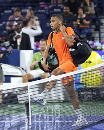 Felix Auger-Aliassime (CAN) verlaesst den Platz nach seiner Niederlage, Dubai Duty Free Tennis Championships, Dubai, U.A.E. Tennis - Dubai Tennis Championships 2026 - ATP, Tennis Herren - Dubai Duty Free Tennis Stadium - Dubai - - United Arab Emirates - 28 February 2026. Copyright: xJuergenxHasenkopfx
