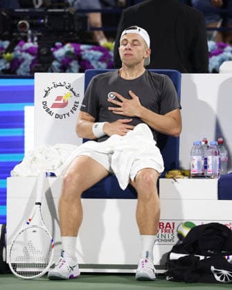 Tallon Griekspoor sitzt auf der Bank waehrend der Spielpause und macht Atemuebungen, Dubai Duty Free Tennis Championships, Dubai, U.A.E. Tennis - Dubai Tennis Championships 2026 - ATP, Tennis Herren - Dubai Duty Free Tennis Stadium - Dubai - - United Arab Emirates - 28 February 2026. Copyright: xJuergenxHasenkopfx