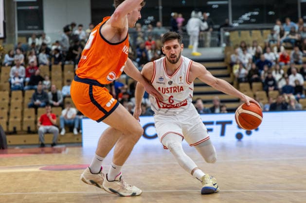 BASKETBALL - FIBA WC Quali, AUT vs NED VIENNA,AUSTRIA,27.FEB.26 - BASKETBALL - FIBA Basketball World Cup 2027,Qualifiers, international match, Länderspiel, Nationalmannschaft Austria vs Netherlands. Image shows Coen Stolk (NED) and Daniel Friedrich (AUT).  GEPAxpictures xPhilippxBrem