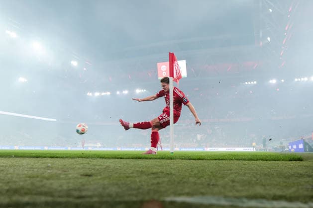 27.02.2026, Fussball, Saison 2025 2026, 2. Bundesliga, 24. Spieltag, Fortuna Düsseldorf - VfL Bochum 1848, Christian Rasmussen (Fortuna Düsseldorf) mit einer Ecke, Düsseldorf MErkur Spiel Arena NRW Deutschland xRHR-FOTO DEx