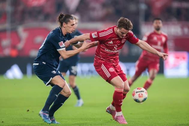 27.02.2026, Fussball, Saison 2025 2026, 2. Bundesliga, 24. Spieltag, Fortuna Düsseldorf - VfL Bochum 1848, v. l. Noah Loosli (VfL Bochum 1848), Christian Rasmussen (Fortuna Düsseldorf), Düsseldorf MErkur Spiel Arena NRW Deutschland xRHR-FOTO DEx