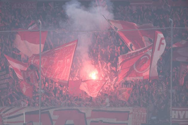 27.02.2026, Fussball, Saison 2025 2026, 2. Bundesliga, 24. Spieltag, Fortuna Düsseldorf - VfL Bochum 1848, Pyrotechnik der Fortuna Fans, Düsseldorf MErkur Spiel Arena NRW Deutschland xRHR-FOTO DEx