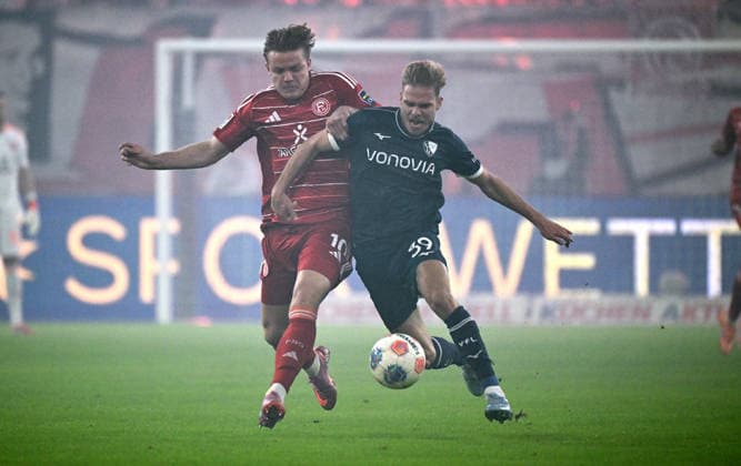 Fussball, 2. Bundesliga, Deutschland, Herren, Saison 2025 2026, 24. Spieltag, Merkur-Spiel-Arena Düsseldorf, Fortuna Düsseldorf - VfL Bochum; Christian Rasmussen (F95), Leandro Morgalla (BOC). Aktion