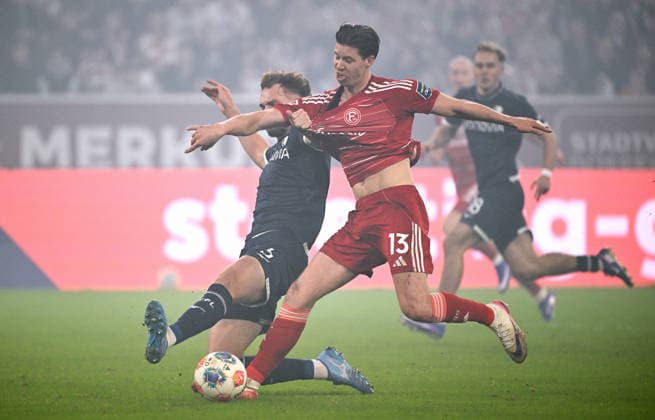 Fussball, 2. Bundesliga, Deutschland, Herren, Saison 2025 2026, 24. Spieltag, Merkur-Spiel-Arena Düsseldorf, Fortuna Düsseldorf - VfL Bochum; Cedric Itten (F95), Philipp Strompf (BOC). Aktion