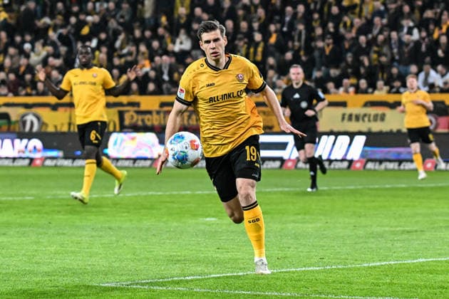 Fußball I Herren I Saison 2025-2026 I 2. Bundesliga I 24. Spieltag I SG Dynamo Dresden - SV Darmstadt 98 I 27.02.2026 Alexander Rossipal (19, SG Dynamo Dresden) mit Ball Freisteller, Nahaufnahme, Porträt, Portrait, Einzelfoto, Einzelbild, Körper Dresden Rudolf-Harbig-Stadion (Lennestr. 12) Sachsen Deutschland