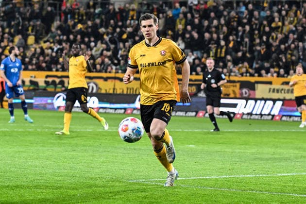 Fußball I Herren I Saison 2025-2026 I 2. Bundesliga I 24. Spieltag I SG Dynamo Dresden - SV Darmstadt 98 I 27.02.2026 Alexander Rossipal (19, SG Dynamo Dresden) mit Ball Freisteller, Nahaufnahme, Porträt, Portrait, Einzelfoto, Einzelbild, Körper Dresden Rudolf-Harbig-Stadion (Lennestr. 12) Sachsen Deutschland
