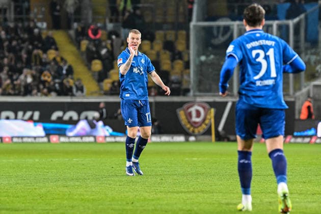 Fußball I Herren I Saison 2025-2026 I 2. Bundesliga I 24. Spieltag I SG Dynamo Dresden - SV Darmstadt 98 I 27.02.2026 Kai Klefisch (17, SV Darmstadt 98) mit klaren Handzeichen an seine Mannschaft Freisteller, Nahaufnahme, Porträt, Portrait, Einzelfoto, Einzelbild, Körper Dresden Rudolf-Harbig-Stadion (Lennestr. 12) Sachsen Deutschland