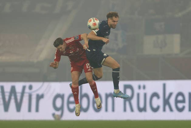 Cedric Itten (Fortuna Düsseldorf) und Philipp Strompf (VfL Bochum) im Zweikampf waehrend des Spiels der 2. Bundesliga zwischen Fortuna Düsseldorf und VfL Bochum, Merkur Spiel-Arena am 27. February 2026 in Düsseldorf, Deutschland. (Foto von Oliver Kaelke DeFodi Images) +++ Cedric Itten (Fortuna Düsseldorf) und Philipp Strompf (VfL Bochum) battle for the ball during the 2. Bundesliga match between Fortuna Düsseldorf and VfL Bochum at Merkur Spiel-Arena on February 27, 2026 in Düsseldorf, Germany. (Photo by Oliver Kaelke DeFodi Images) (Photo by Oliver Kaelke DeFodi Images) -