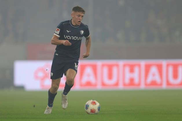 Callum Marshall (VfL Bochum) in Aktion, am Ball, Einzelaktion waehrend des Spiels der 2. Bundesliga zwischen Fortuna Düsseldorf und VfL Bochum, Merkur Spiel-Arena am 27. February 2026 in Düsseldorf, Deutschland. (Foto von Oliver Kaelke DeFodi Images) +++ Callum Marshall (VfL Bochum) controls the ball during the 2. Bundesliga match between Fortuna Düsseldorf and VfL Bochum at Merkur Spiel-Arena on February 27, 2026 in Düsseldorf, Germany. (Photo by Oliver Kaelke DeFodi Images) (Photo by Oliver Kaelke DeFodi Images) -