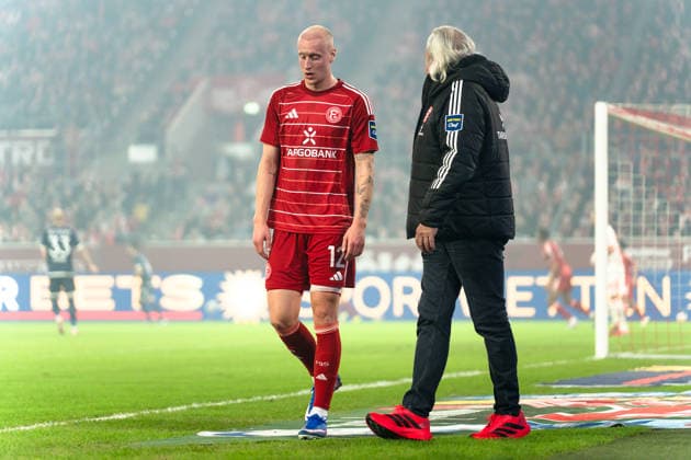 Deutschland: 2. Bundesliga 2025 2026 Fortuna Düsseldorf vs. VfL Bochum 24. Spieltag 27.02.2026 Merkur Spiel-Arena (Nordrhein-Westfalen) Valgeir Lunddal (Fortuna Düsseldorf, 12) Verletzung Auswechslung verlässt das Feld