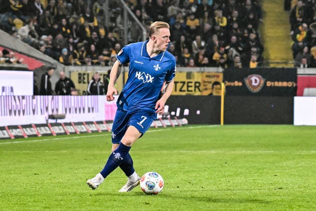 Fußball I Herren I Saison 2025-2026 I 2. Bundesliga I 24. Spieltag I SG Dynamo Dresden - SV Darmstadt 98 I 27.02.2026 Isac Lidberg (7, SV Darmstadt 98) mit Ball Freisteller, Nahaufnahme, Porträt, Portrait, Einzelfoto, Einzelbild, Körper Dresden Rudolf-Harbig-Stadion (Lennestr. 12) Sachsen Deutschland