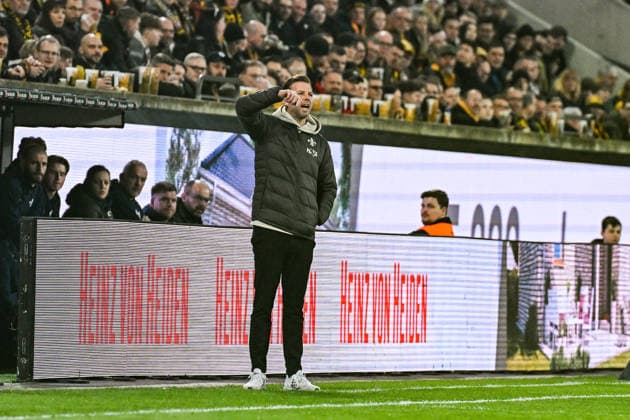 Fußball I Herren I Saison 2025-2026 I 2. Bundesliga I 24. Spieltag I SG Dynamo Dresden - SV Darmstadt 98 I 27.02.2026 Florian Kohfeldt (Trainer, SV Darmstadt 98) mit Handzeichen an der Seitenlinie Freisteller, Nahaufnahme, Porträt, Portrait, Einzelfoto, Einzelbild, Körper Dresden Rudolf-Harbig-Stadion (Lennestr. 12) Sachsen Deutschland