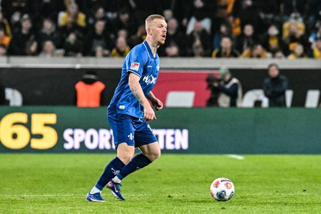 Fußball I Herren I Saison 2025-2026 I 2. Bundesliga I 24. Spieltag I SG Dynamo Dresden - SV Darmstadt 98 I 27.02.2026 Isac Lidberg (7, SV Darmstadt 98) mit Ball Freisteller, Nahaufnahme, Porträt, Portrait, Einzelfoto, Einzelbild, Körper Dresden Rudolf-Harbig-Stadion (Lennestr. 12) Sachsen Deutschland