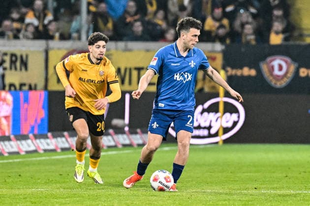 Fußball I Herren I Saison 2025-2026 I 2. Bundesliga I 24. Spieltag I SG Dynamo Dresden - SV Darmstadt 98 I 27.02.2026 Zweikampf Ben Justus Bobzien (20, SG Dynamo Dresden) läuft Sergio Lopez (2, SV Darmstadt 98) an Dresden Rudolf-Harbig-Stadion (Lennestr. 12) Sachsen Deutschland