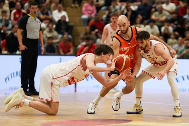 VIENNA, AUSTRIA, FEB. 27, 2026 MEN S BASKETBALL FIBA BASKETBALL WORLD CUP 2027 EUROPEAN QUALIFIERS, FIRST ROUND Â· GROUP F, AUSTRIA VS NETHERLANDS Benjamin Schuch (ATU), Jesse Edwards (Netherlands) and Daniel Friedrich (ATU) in duel VIENNA VIENNA, Arena Vienna Sport Arena Vienna, Vienna AUSTRIA