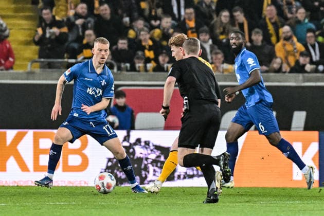 Fußball I Herren I Saison 2025-2026 I 2. Bundesliga I 24. Spieltag I SG Dynamo Dresden - SV Darmstadt 98 I 27.02.2026 Zweikampf Kai Klefisch (17, SV Darmstadt 98) blockt den Laufweg von Robert Wagner (18, SG Dynamo Dresden) Dresden Rudolf-Harbig-Stadion (Lennestr. 12) Sachsen Deutschland