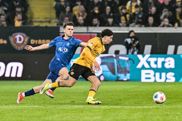 Fußball I Herren I Saison 2025-2026 I 2. Bundesliga I 24. Spieltag I SG Dynamo Dresden - SV Darmstadt 98 I 27.02.2026 Sergio Lopez (2, SV Darmstadt 98) verliert den Zweikampf gegen Ben Justus Bobzien (20, SG Dynamo Dresden) Dresden Rudolf-Harbig-Stadion (Lennestr. 12) Sachsen Deutschland
