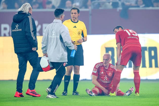 27.02.2026, Fußball, Fortuna Düsseldorf - VfL Bochum, 2. Fußball Bundesliga, Merkur Spiel-Arena, Saison 2025 2026: Valgeir Lunddal (Fortuna Düsseldorf 12) muss verletzt das Spielfeld verlassen. verletzung Oberschenkel Oberschenkelverletzung Verband DFB regulations prohibit any use of photographs as image sequences and or quasi-video. Nordrhein-Westfalen Deutschland